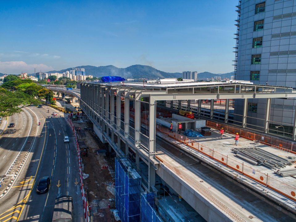 Pandangan udara Stesen MRT Sri Delima menunjukkan kerja-kerja bumbung sedang berjalan.