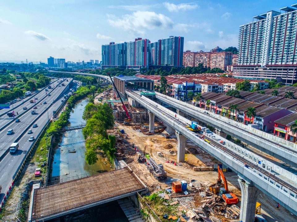 Kerja-kerja pembinaan jambatan akses sedang dijalankan di tapak Stesen MRT Damansara Damai.
