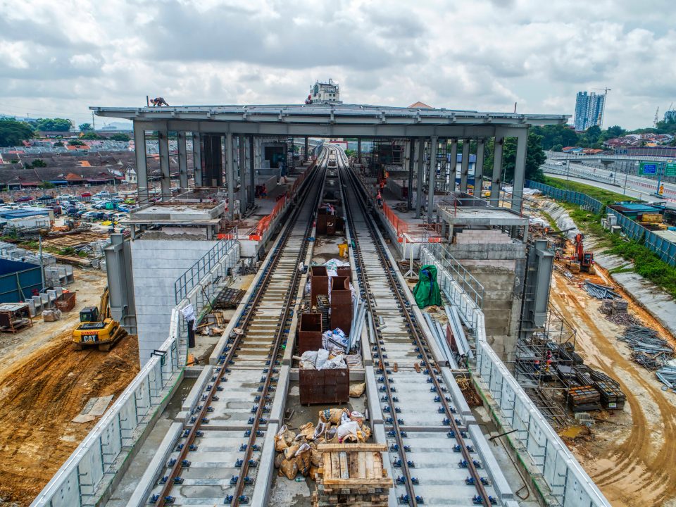 Pandangan udara kerja-kerja bumbung stesen sedang dijalankan di tapak Stesen MRT Sri Damansara Timur