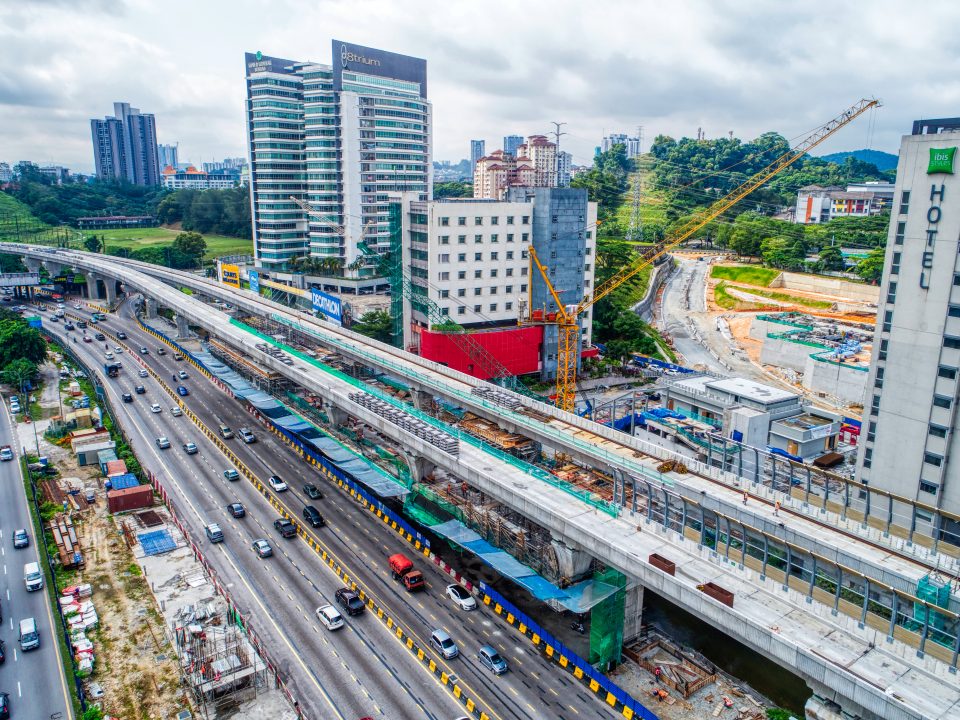 Kerja-kerja persediaan untuk papak ruang legar sedang dijalankan di tapak Stesen MRT Sri Damansara Barat.