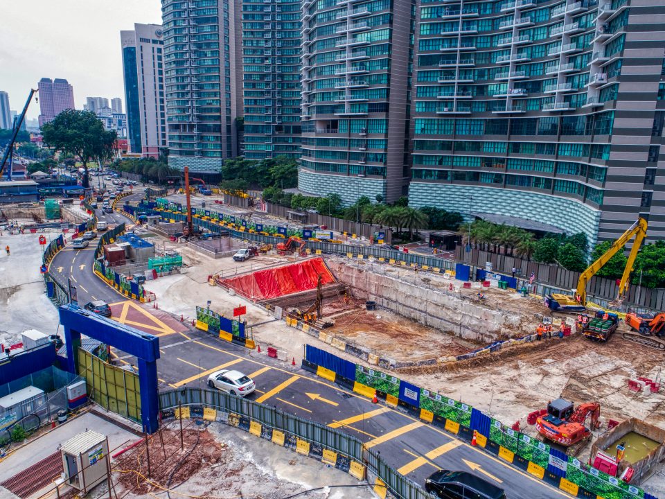 Pandangan udara tapak Stesen MRT Kampung Baru Utara menunjukkan papak bumbung dan kerja-kerja ruang legar sedang dibina.