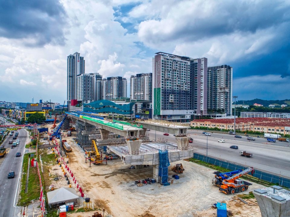 Pandangan udara pelancaran galang kekotak bersegmen yang sudah siap dan persediaan untuk pelancaran platform penyangga di tapak Stesen MRT Serdang Raya Utara.