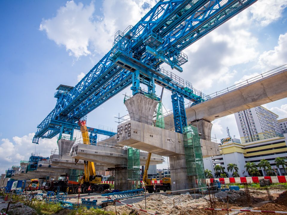Kerja-kerja pembinaan galang kekotak bersegmen sedang dijalankan di tapak Stesen MRT Serdang Raya Selatan.