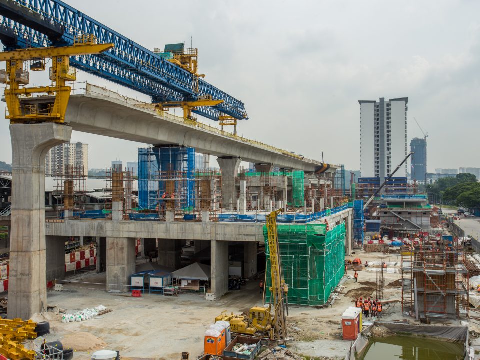 Turapan galas sedang dijalankan di tapak Stesen MRT Sungai Besi.