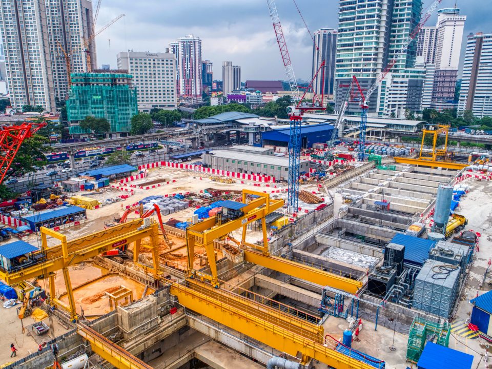 Pandangan udara penyediaan kren gantri di tapak Stesen MRT Titiwangsa.