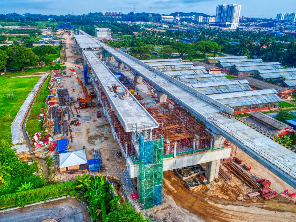 Pandangan udara Stesen MRT UPM menunjukkan pembinaan ruang legar stesen.