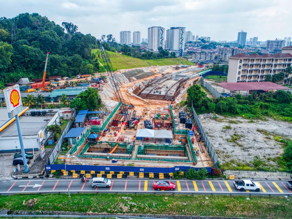 Pandangan udara kerja-kerja terowong mikro sedang dijalankan di laluan bawah berhampiran Lebuhraya KL-Seremban.