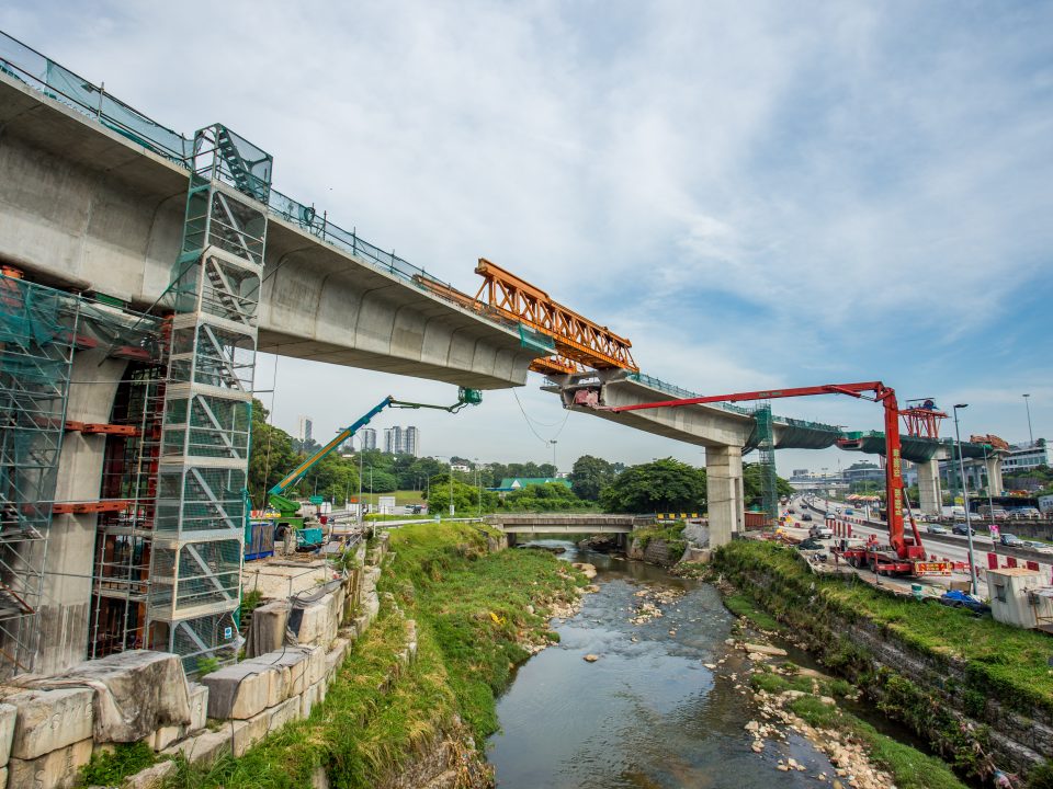 Kerja-kerja persediaan penekanan tendon di jajaran berhampiran tanjakan ke Tol Sungai Buloh.