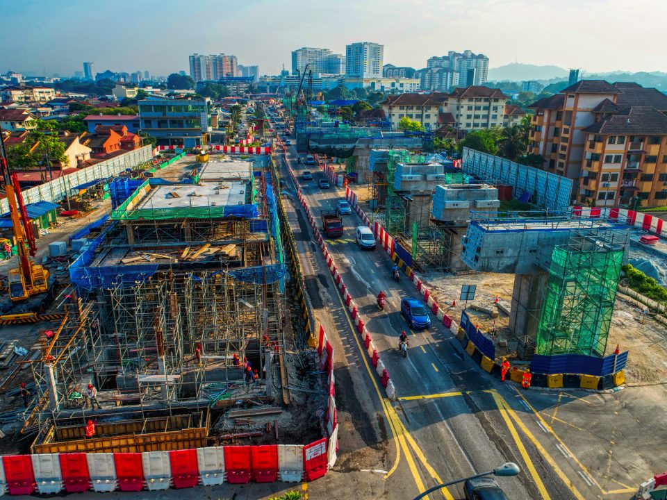 Pandangan udara tapak Stesen MRT Seri Kembangan menunjukkan pembinaan bangunan sedang dijalankan.