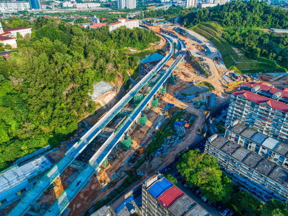 Pandangan udara tapak Stesen MRT Taman Naga Emas menunjukkan kerja-kerja aras tengah stesen sedang berjalan.