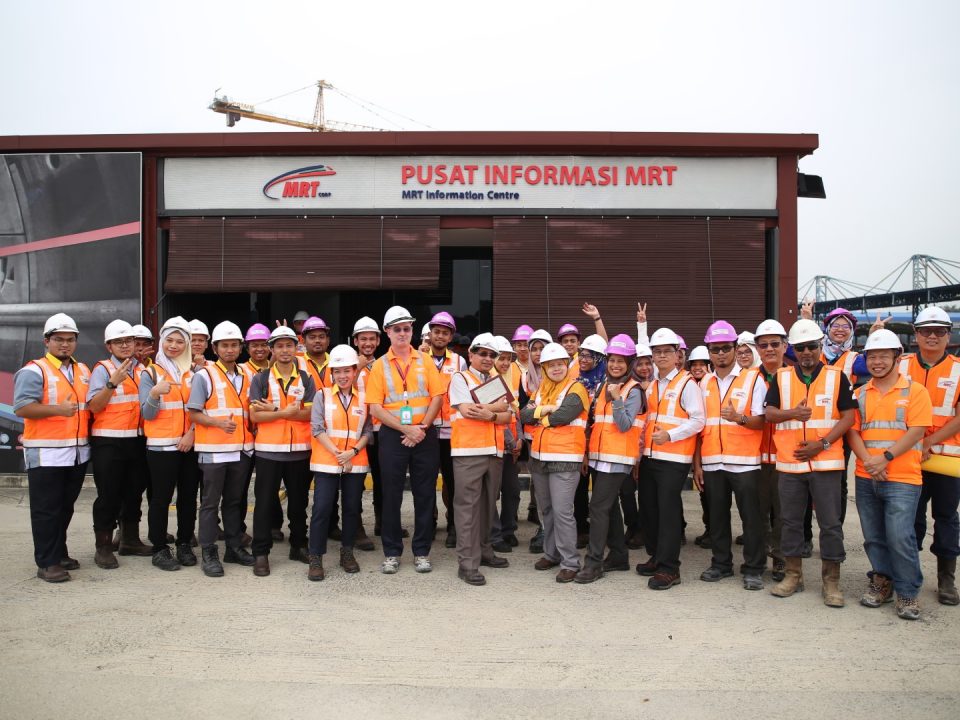 TOKEN PENGHARGAAN: Sebuah token penghargaan daripada Pengarah Terowong Bawah Tanah Malaysia Rapid Transit Corporation Sdn Bhd, Encik Blaise Mark Pierce disampaikan kepada Penaung Communities of Practice Struktur, Jabatan Kerja Raya, Ir. Mohd Noor Azudin Mansor.