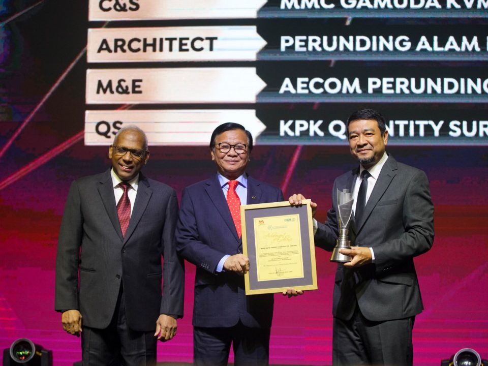 BEST PROJECT: Malaysia Rapid Transit Corporation Sdn Bhd Chief Executive Officer Encik Abdul Yazid Kassim (right) receiving the ‘Best Project Award – Infrastructure (Major Category)’ from Deputy Minister of Works, YB Tuan Haji Mohd Anuar Mohd Tahir (middle) and Malaysia Construction Industry Excellence Award (MCIEA) 2018 Prominent Player Award winner, Dato’ Sri Kandan Kanagainthiram (left), during the MCIEA 2019 event held at W Hotel, Kuala Lumpur.