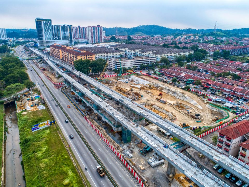 Pandangan udara rentang yang telah siap dibina di tapak Stesen MRT Taman Equine
