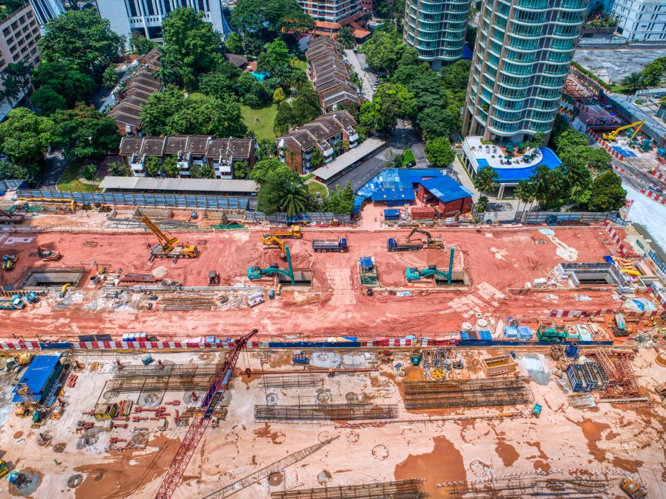Pandangan udara tapak Stesen MRT KLCC Timur menunjukkan penggalian aras bawah platform dan pemulihan utiliti tetap sedang dijalankan.