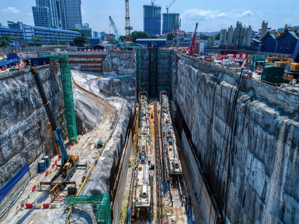 Pandangan udara tapak Stesen MRT Chan Sow Lin menunjukkan kerja-kerja pelancaran mesin pengorek terowong sedang dijalankan.