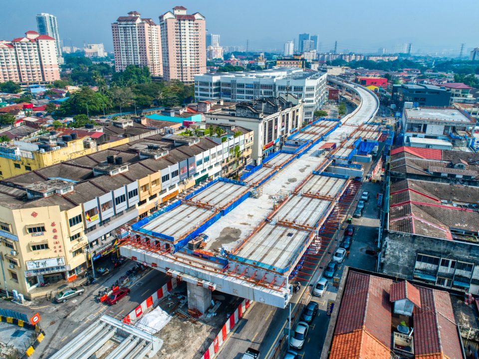 Pandangan udara menunjukkan pemasangan braket untuk platform kerja sementara Stesen MRT Kentonmen.