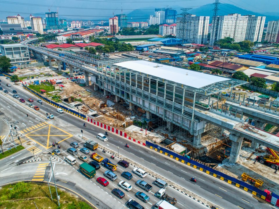 Pandangan udara kerja-kerja pemasangan kerangka atas struktur besi dan pelitupan bumbung di Stesen MRT Jinjang. Kerja-kerja pembinaan rasuk dan papak yang sudah siap juga boleh kelihatan.