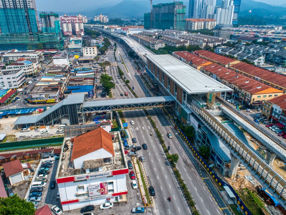 Kerja-kerja seni bina dan mekanikal dan elektrikal sedang dijalankan seperti pemasangan mukaan stesen, kekotak galang dan pembendungan kabel untuk stesen dan pintu masuk di tapak Stesen MRT Kepong Baru.