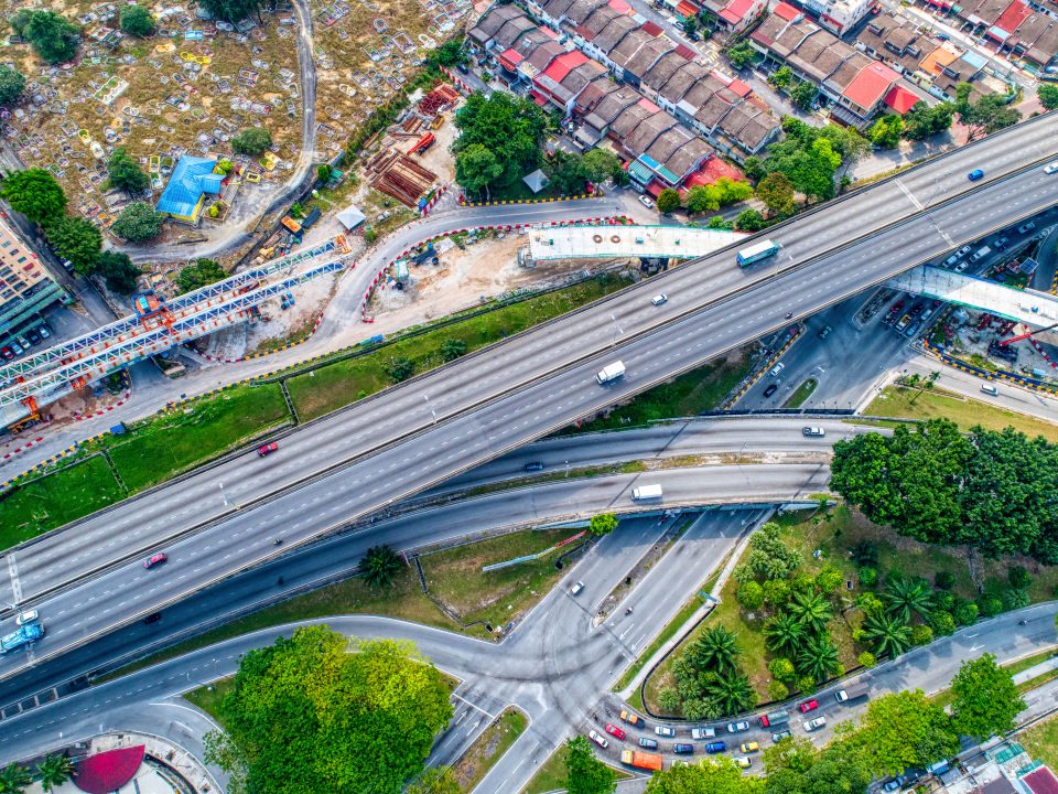 Pandangan udara kerja-kerja telah siap untuk pelancaran galang kekotak bersegmen akhir menggunakan gantri pelancar di jajaran berhampiran MRR2.