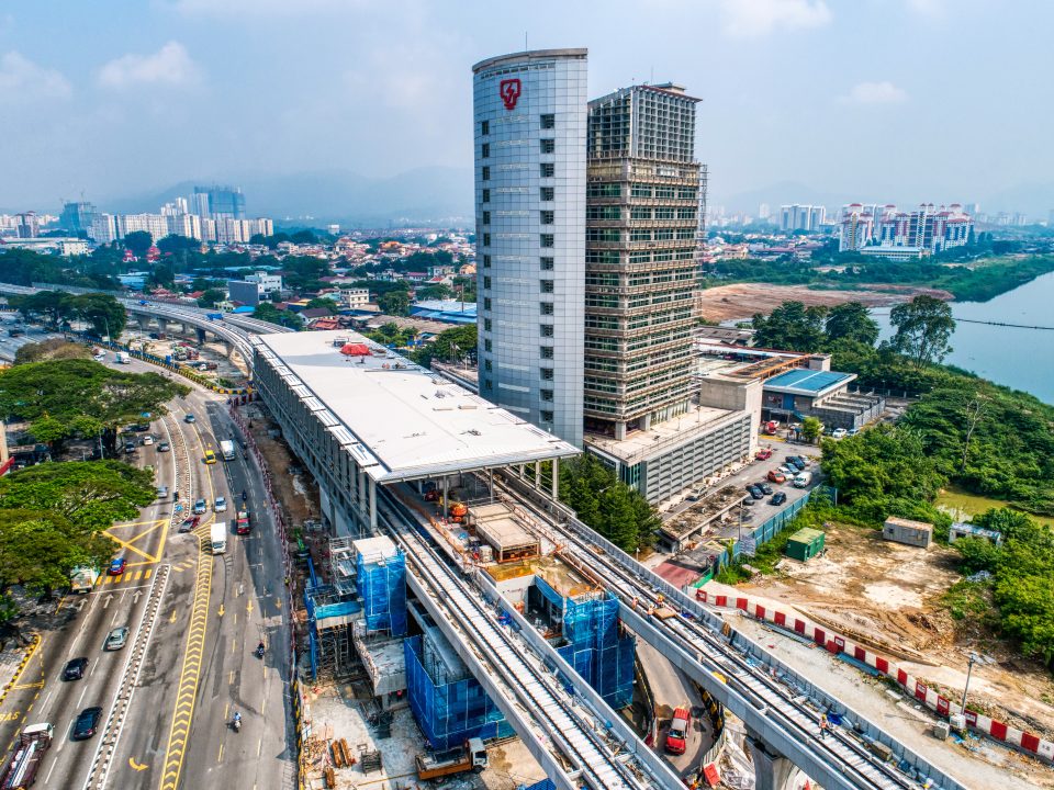 Pandangan udara menunjukkan kerja-kerja bumbung sedang dijalankan untuk Stesen MRT Sri Delima.