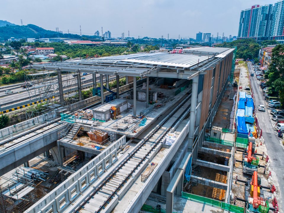 Pandangan udara kerja-kerja seni bina dan struktur Stesen MRT Damansara Damai sedang berjalan.