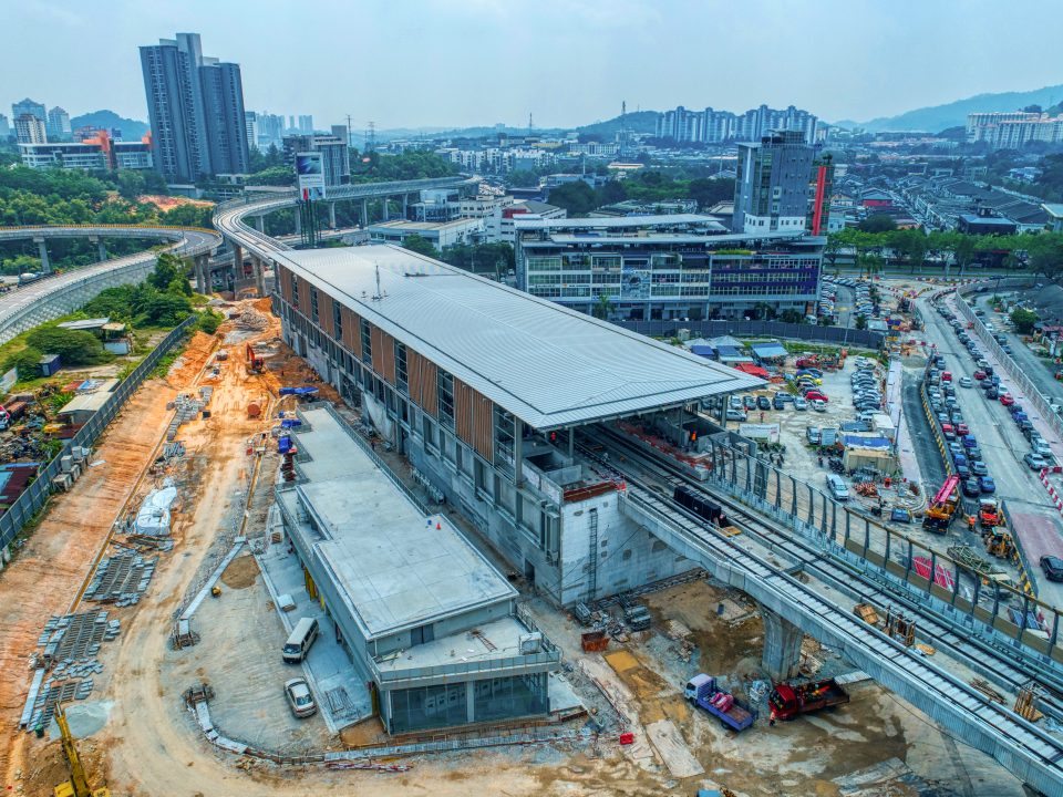 Pandangan udara kerja-kerja seni bina dan struktur stesen sedang dijalankan di tapak Stesen MRT Sri Damansara Timur