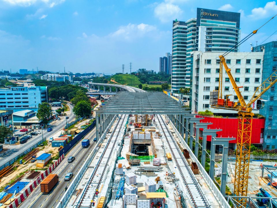Pandangan udara pemasangan kekasau stesen sedang dijalankan di tapak Stesen MRT Sri Damansara Barat.