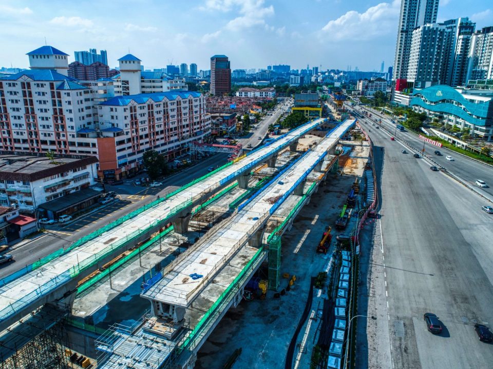 Pandangan udara tapak Stesen MRT Serdang Raya Utara menunjukkan kerja-kerja pembinaan galang kekotak bersegmen dan pelarasan rentang.