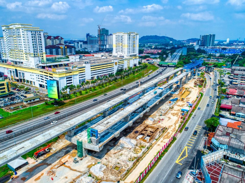 Pandangan udara tapak Stesen MRT Serdang Raya Selatan menunjukkan pembinaan aras ruang legar.