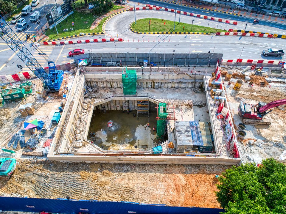 Pandangan udara Syaf Kecemasan 1 menunjukkan kerja-kerja pembinaan asas kren 200 tan dan 600 tan untuk pengambilan semula mesin pengorek terowong.