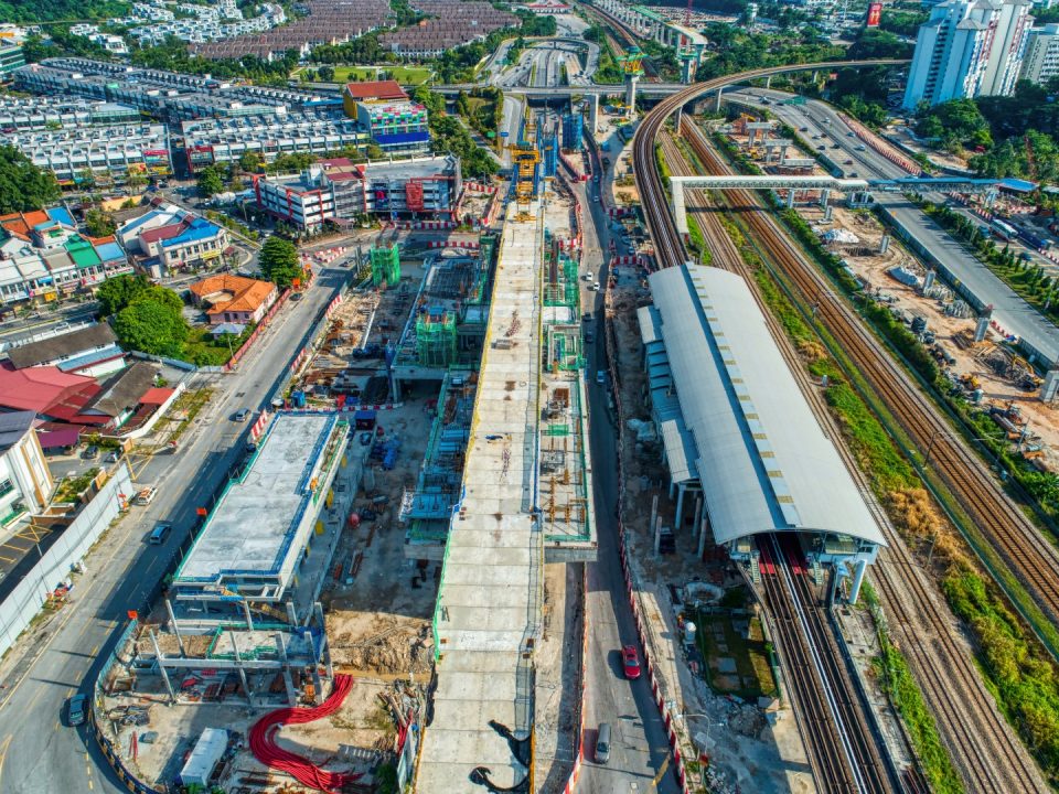 Pandangan udara bebendul konkrit tetulang yang telah siap dibina dan pembinaan kepala tiang di tapak Stesen MRT Sungai Besi.