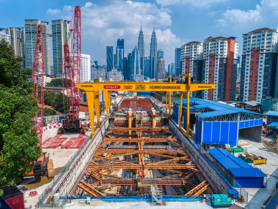Pandangan udara Persilangan Hospital Kuala Lumpur dan Syaf Penyelenggaraan 1 menunjukkan kerja-kerja terowong sedang dijalankan ke Stesen MRT Ampang Park dan pengambilan semula mesin pengorek terowong dari Stesen MRT Titiwangsa.