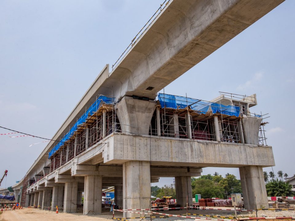 Kerja-kerja pembinaan aras tengah Stesen MRT UPM sedang berjalan.