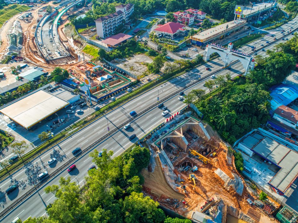 Kerja-kerja terowong mikro sedang dijalankan di laluan bawah berhampiran Lebuhraya KL-Seremban