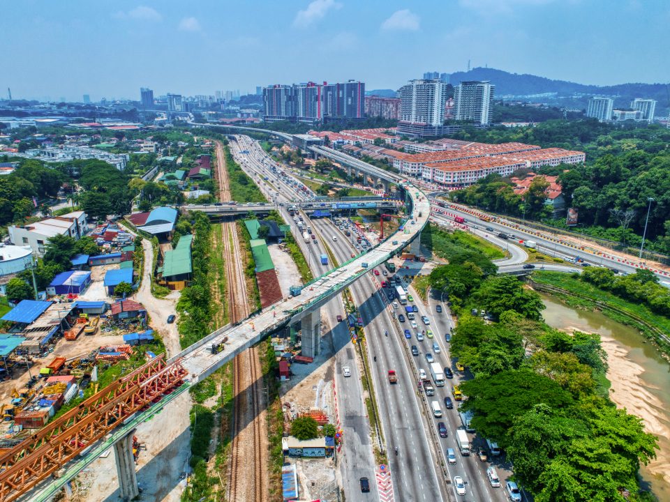 Pandangan udara kemajuan pembinaan persilangan rentang panjang di jajaran berhampiran tanjakan ke Tol Sungai Buloh.
