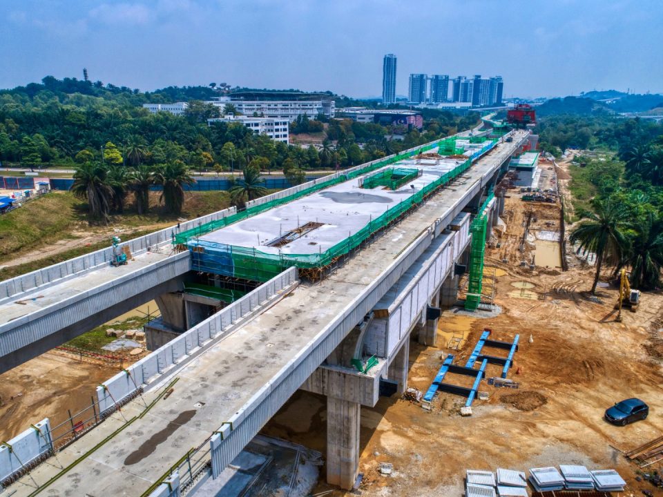 Pandangan udara Stesen MRT Cyberjaya City Centre menunjukkan ruang legar dan aras tengah yang telah siap dan platform untuk rasuk pasca tegangan sedang dijalankan.