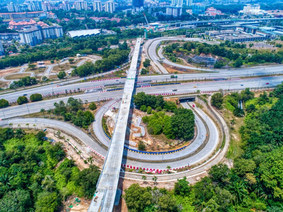 Pandangan udara kerja-kerja pemasangan parapet dan penggantung kabel telah siap di persilangan Lebuhraya Putrajaya-Cyberjaya.