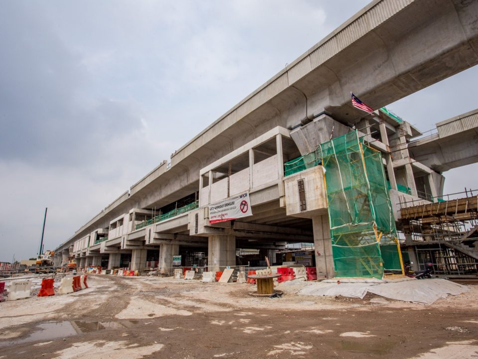Pandangan udara Stesen MRT Putrajaya Sentral menunjukkan ruang legar dan aras tengah yang telah siap dan platform untuk rasuk pasca tegangan dan kerja-kerja blok sedang dijalankan.