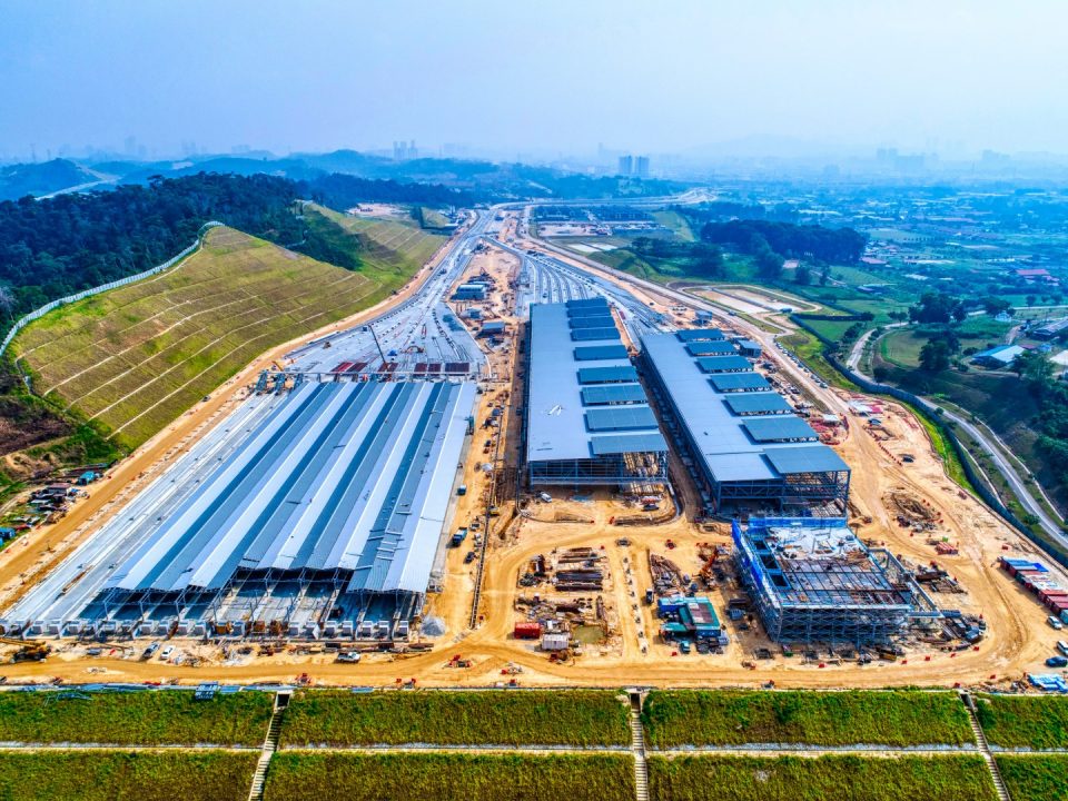Pandangan keseluruhan Depoh Serdang menunjukkan kawasan simpanan tren bangunan kereta api, bangunan bengkel infrastruktur dan bangunan pentadbiran.