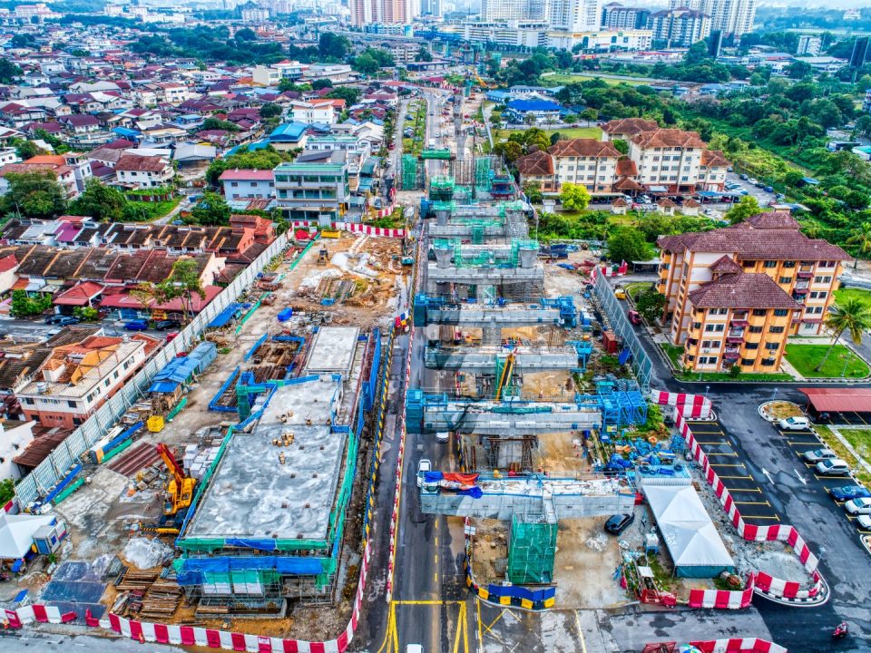 Pandangan udara tapak Stesen MRT Seri Kembangan menunjukkan kerja-kerja pembinaan untuk kepala tiang dan bangunan utiliti.
