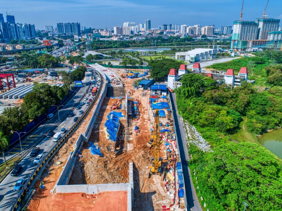 Pandangan udara tapak Portal Selatan menunjukkan kerja-kerja gali dan timbus sengkang sementara dan penggalian sedang dijalankan.