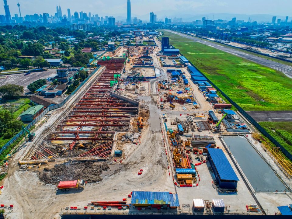Pandangan udara tapak Stesen MRT Bandar Malaysia Selatan menunjukkan penggalian kekotak stesen dan kerja-kerja sengkang sedang dijalankan.