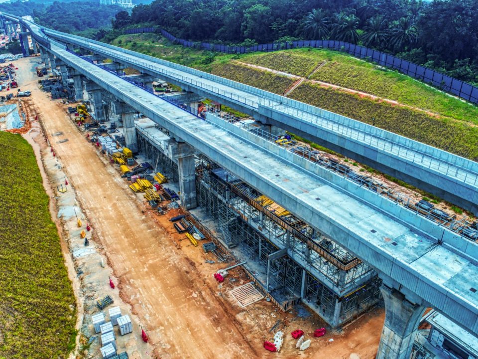 Pandangan udara tapak Stesen MRT Cyberjaya Utara menunjukkan kerja-kerja senibina sedang berjalan.