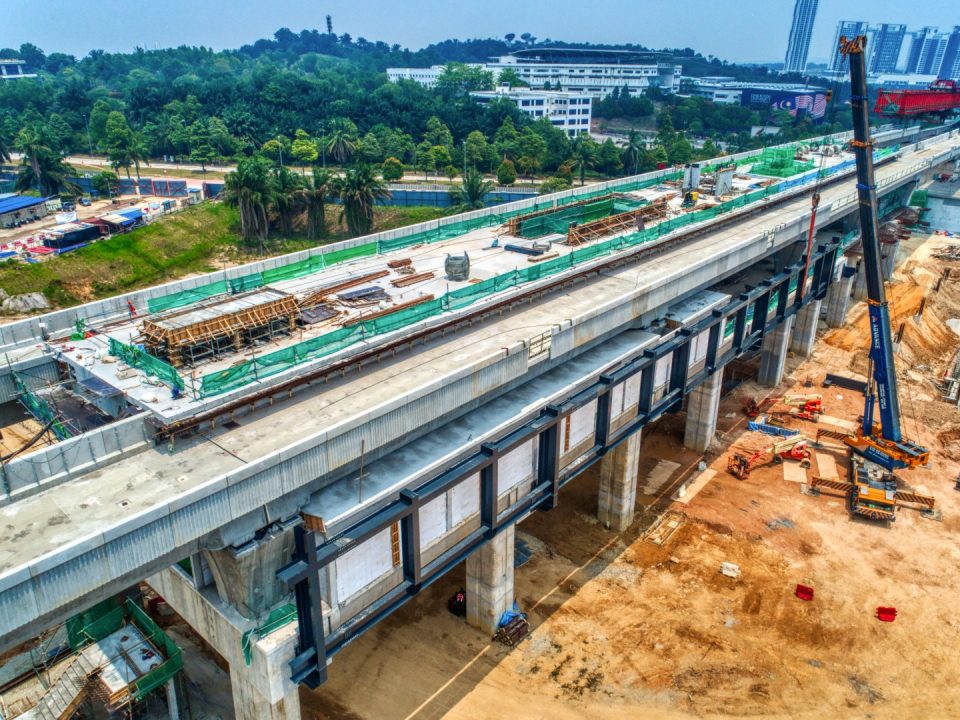 Pandangan udara Stesen MRT Cyberjaya City Centre menunjukkan platform stesen yang telah siap