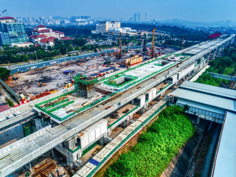 Pandangan udara Stesen MRT Putrajaya Sentral menunjukkan kerja-kerja platform sedang dijalankan.