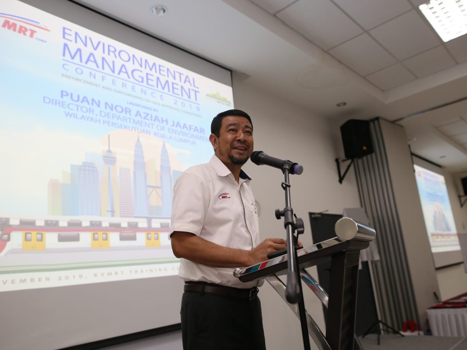 SELAMAT DATANG: Ketua Pegawai Eksekutif Malaysia Rapid Transit Corporation Sdn Bhd, Encik Abdul Yazid memberi kata-kata aluan kepada semua tetamu dan peserta Persidangan Pengurusan Alam Sekitar KVMRT 2019.