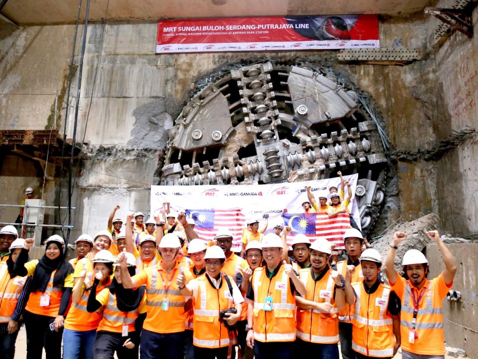 KEJAYAAN: Warga kerja Malaysia Rapid Transit Corporation Sdn Bhd dan MMC-Gamuda KVMRT (UG) Sdn Bhd meraikan kejayaan penembusan Mesin Pengorek Terowong di Stesen Ampang Park