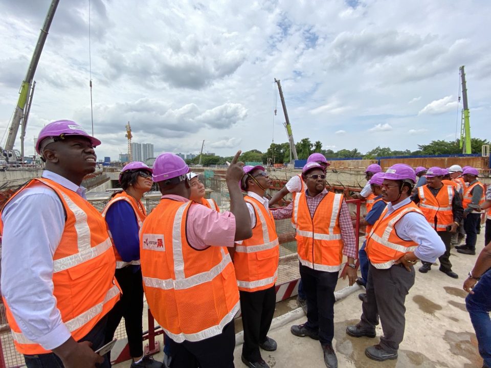 DEK TINJAUAN: Pelawat dari Association of Citizen Contractors Tanzania melihat tapak pembinaan Stesen MRT Bandar Malaysia Utara dari platform dek tinjauan