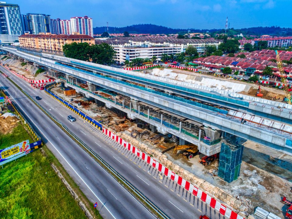 Pandangan udara pembinaan aras tengah Stesen MRT Taman Equine sedang dijalankan