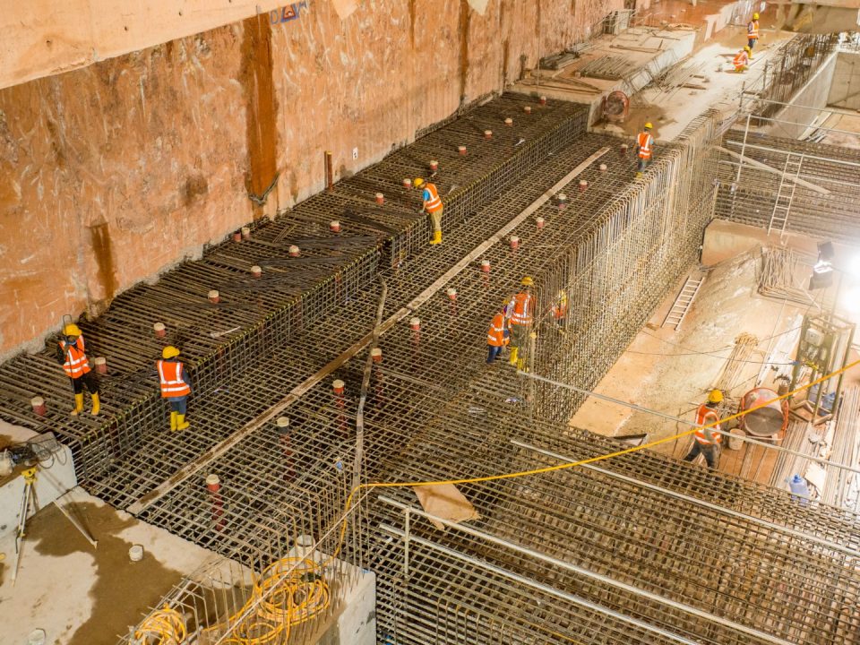Pandangan tapak Stesen MRT KLCC Timur menunjukkan kemajuan papak bawah platform dan pemasangan bar pengukuhan rasuk waler.